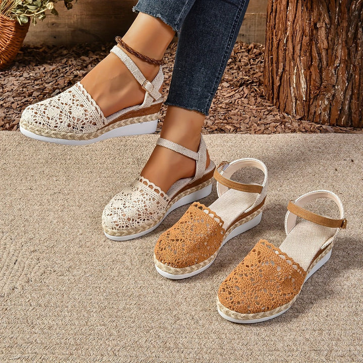 Clara | Damen Bequeme Sandalen Häkeloptik Keilabsatz Knöchelriemen